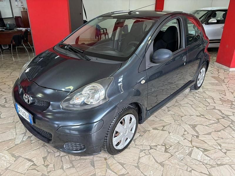 Usata Toyota Aygo 68 CV (50 kW) 2009 Grigio Utilitaria