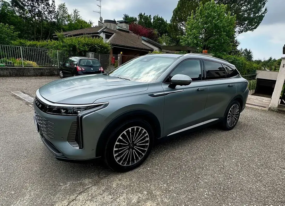 Usata Omoda 9 537 CV (394 kW) 2025 Grigio SUV