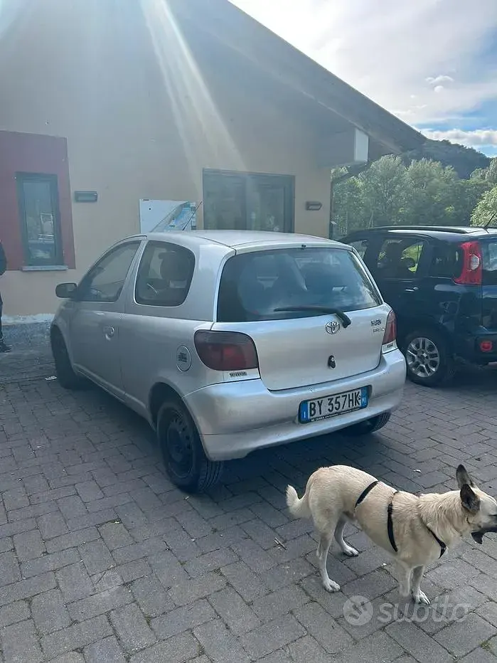 Usata Toyota Yaris 86 CV (63 kW) 2001 Grigio Berlina