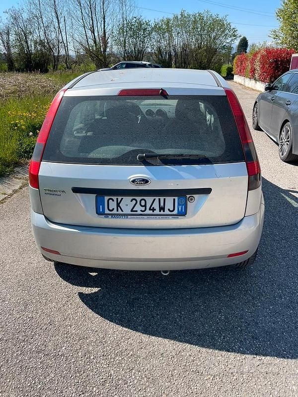 Usata Ford Fiesta Ambiente 75 CV (55 kW) 2003 Grigio Utilitaria