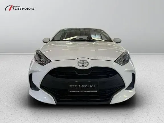 Usata Toyota Yaris Hybrid Active 116 CV (85 kW) 2022 Bianco Berlina