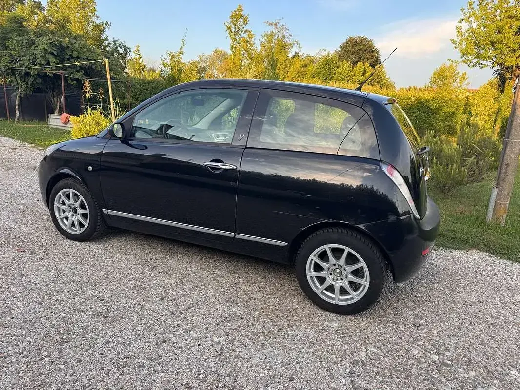 Usata Lancia Ypsilon 60 CV (44 kW) 2008 Nero Utilitaria