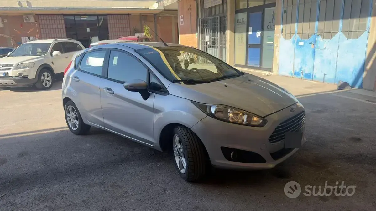 Usata Ford Fiesta 75 CV (55 kW) 2015 Grigio Utilitaria