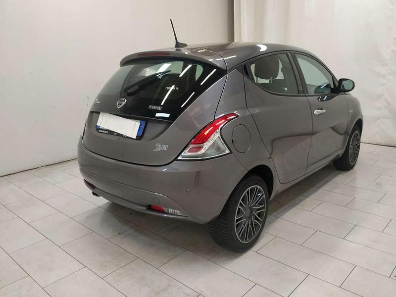 Usata Lancia Ypsilon Gold 70 CV (51 kW) 2021 Grigio pastello Utilitaria