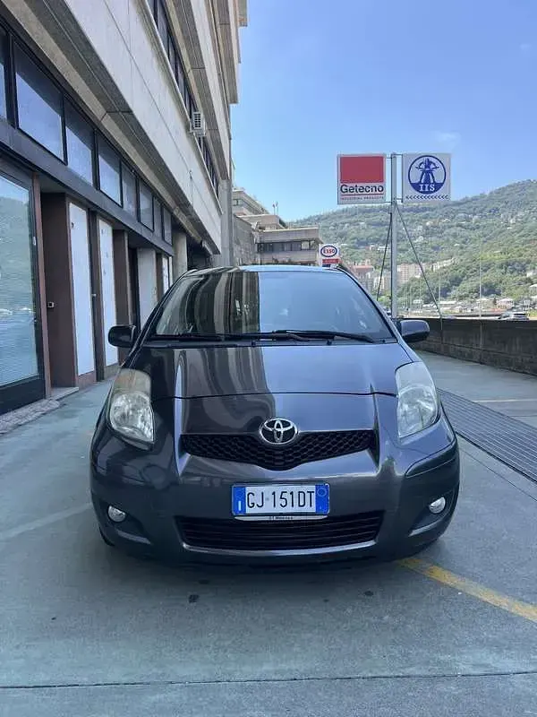 Usata Toyota Yaris Sol 101 CV (74 kW) 2011 Utilitaria