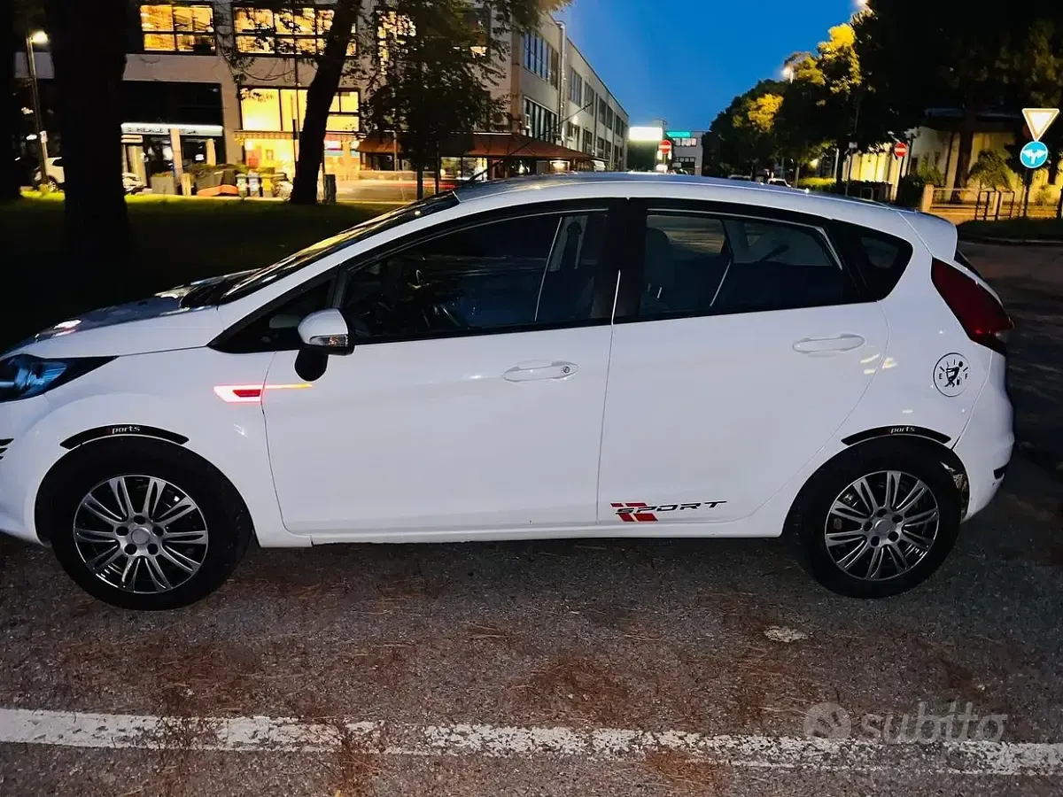 Usata Ford Fiesta 68 CV (50 kW) 2009 Bianco Utilitaria
