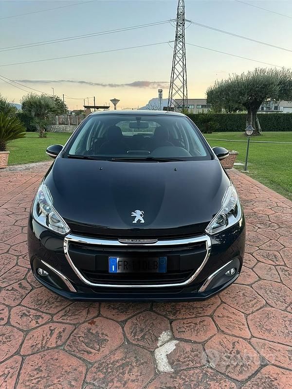 Usata Peugeot 208 Allure 82 CV (60 kW) 2018 Blu Utilitaria