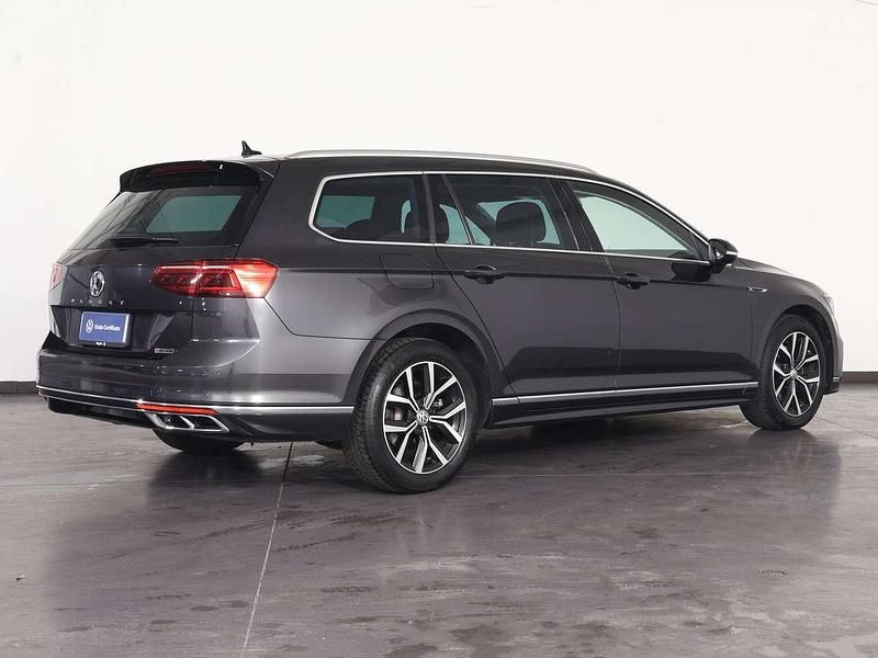 Usata VW Passat Executive 190 CV (139 kW) 2021 Grigio manganese Station wagon