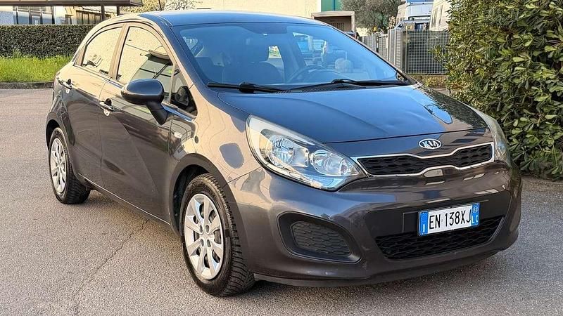 Usata Kia Rio EX 90 CV (66 kW) 2012 Grigio Berlina