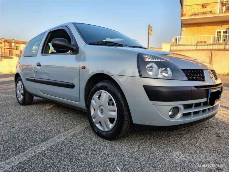 Usata Renault Clio II 75 CV (55 kW) 2002 Grigio Utilitaria