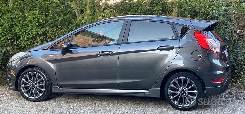 Grigio Usata 2017 Ford Fiesta ST-Line Berlina | 9000 € (Buon prezzo) - Immagine 1/4