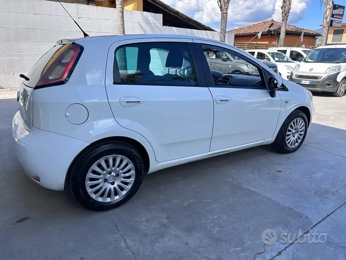Begagnad Fiat Punto Lounge 75 HK (55 kW) 2013 Vit Halvkombi