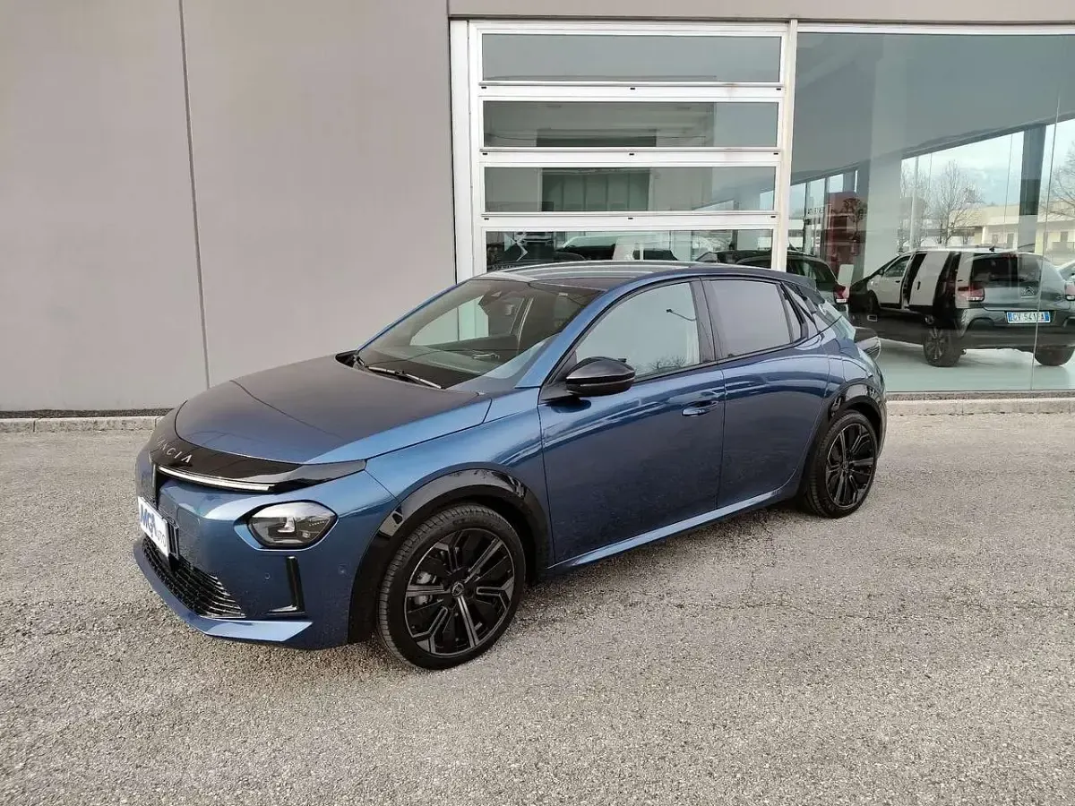 Usata Lancia Ypsilon 61 kW (84 CV) 2025 Blu/azzurro Utilitaria