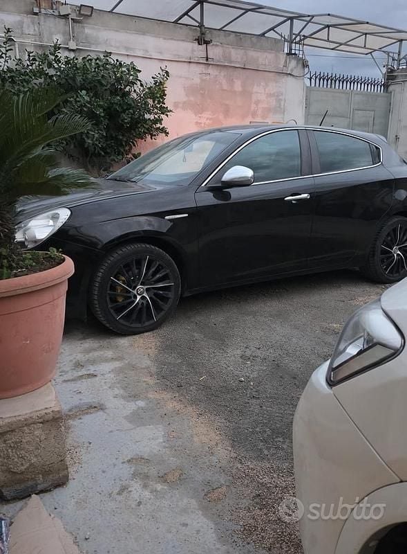 Nero Usata 2011 Alfa Romeo Giulietta Tre volumi | 4600 € (Buon prezzo) - Immagine 1/4