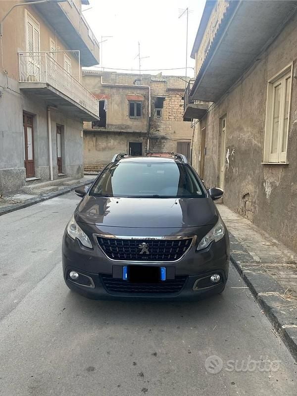 Grigio Usata 2017 Peugeot 2008 SUV | 9000 € (Buon prezzo) - Immagine 1/4