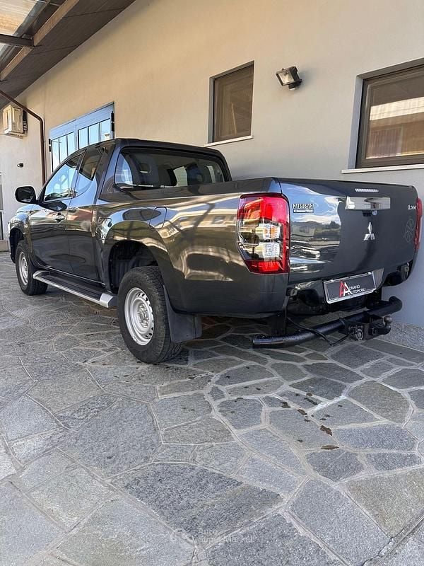 Usata Mitsubishi L200 Invite 150 CV (110 kW) 2020 Nero Pick-up