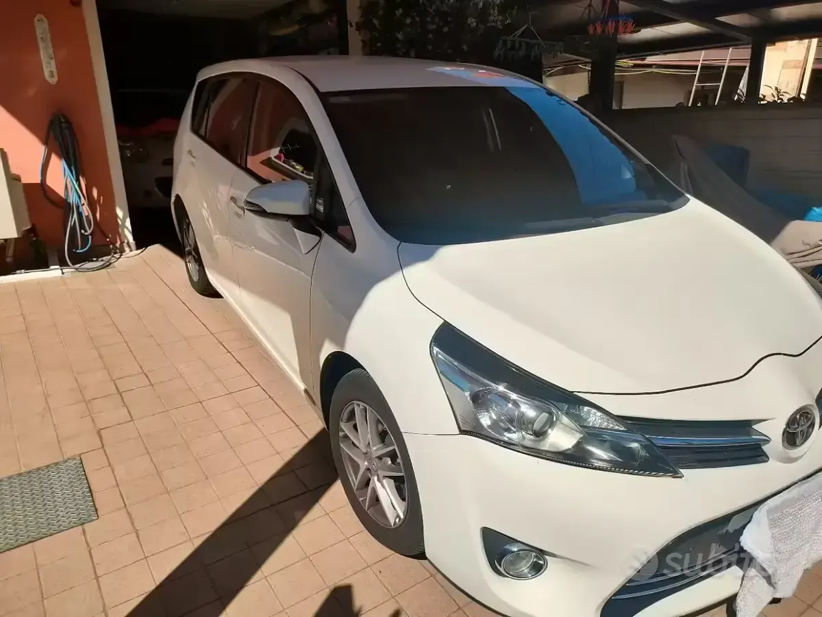 Second-hand Toyota Verso 111 CP (81 kW) 2015 Alb Monovolum