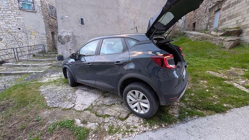 Usata Renault Captur Equilibre 101 CV (74 kW) 2023 Blu/azzurro SUV