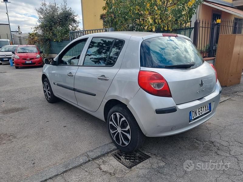 Usata Renault Clio II LE 74 CV (54 kW) 2008 Grigio Berlina
