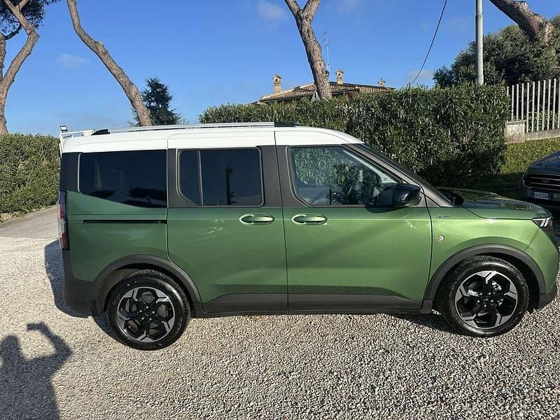 Usata Ford Tourneo 124 CV (91 kW) 2024 Verde Monovolume
