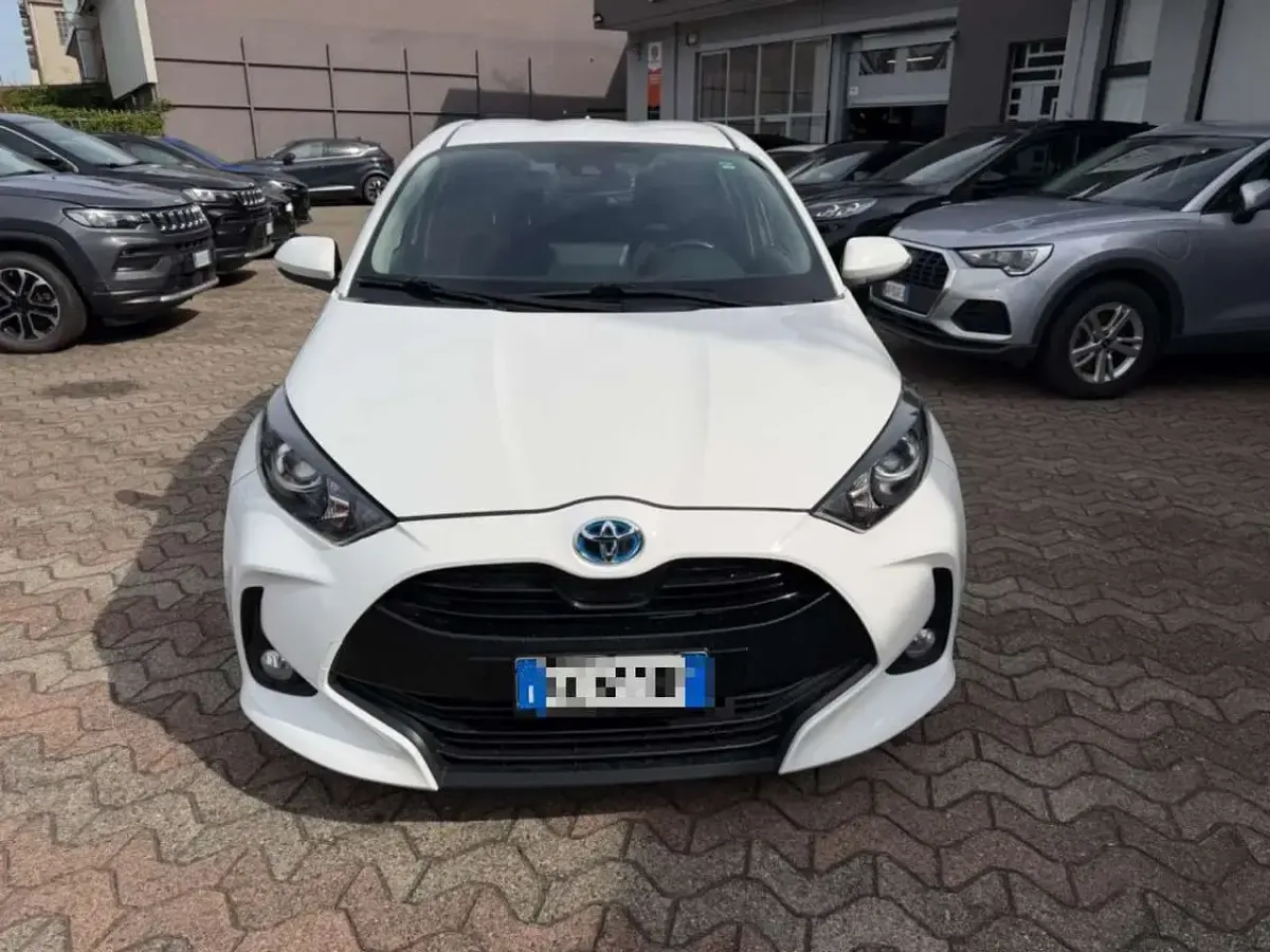 Usata Toyota Yaris Hybrid Active 92 CV (67 kW) 2022 Bianco Berlina