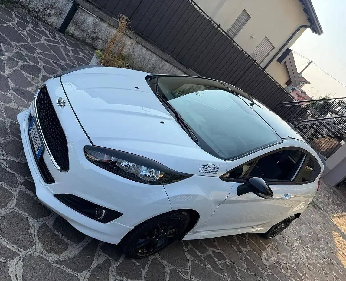 Usata Ford Fiesta 100 CV (73 kW) 2016 Bianco Utilitaria