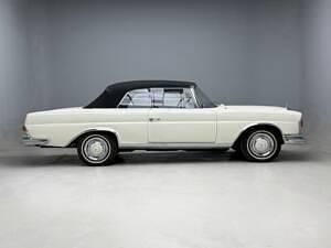 Begagnad Mercedes 250 SE 160 HK (117 kW) 1966 Vit Cab