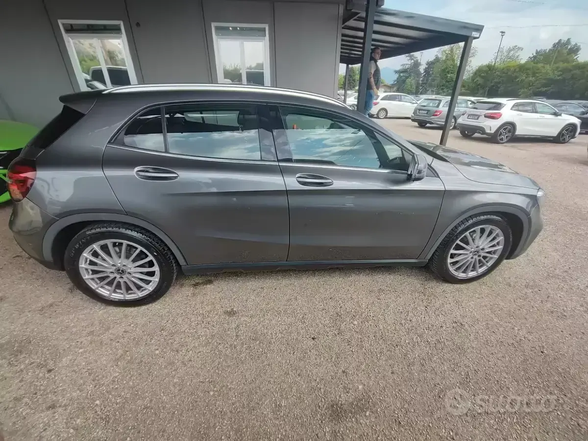 Käytetty Mercedes GLA180 Executive 122 HP (89 kW) 2018 Harmaa Katumaasturi