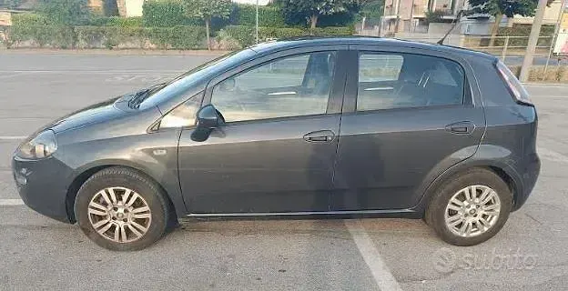 Usata Fiat Punto Lounge 75 CV (55 kW) 2013 Bluazzurro Utilitaria