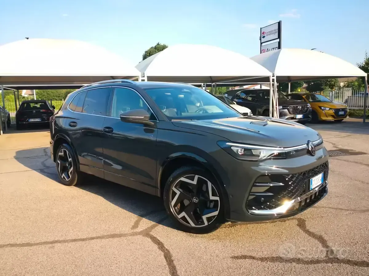 Usata VW Tiguan R-line 150 CV (110 kW) 2024 Grigio SUV