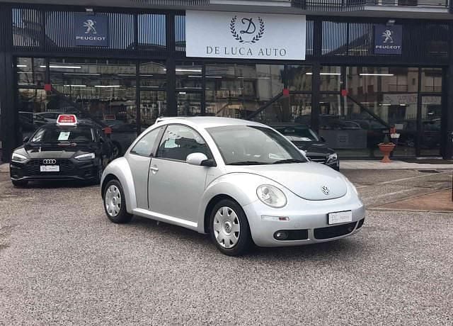 Usata VW New Beetle 105 CV (77 kW) 2006 Argento Utilitaria