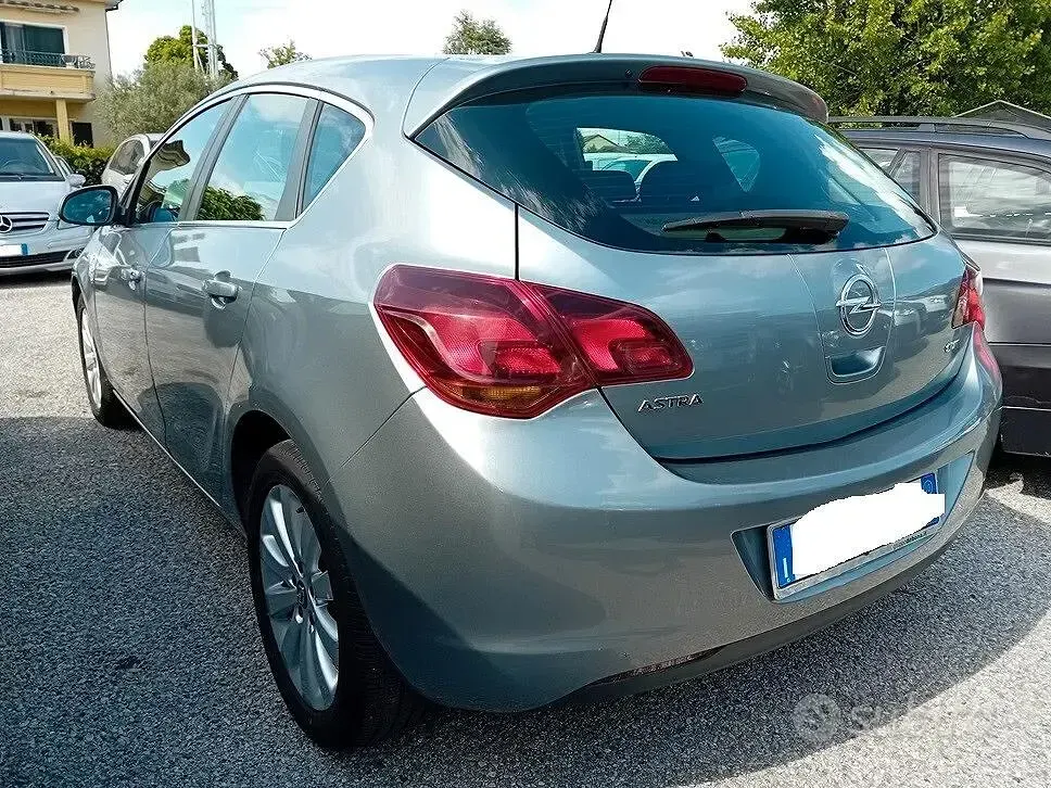 Käytetty Opel Astra Cosmo 110 HP (80 kW) 2010 Harmaa Sedan