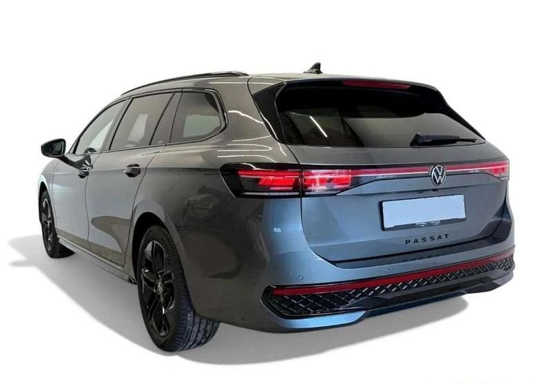 Usata VW Passat R-line 150 CV (110 kW) 2025 Diabase grey metallic Station wagon