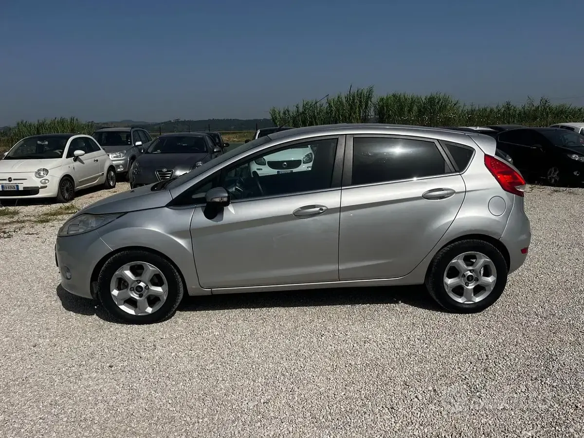 Usata Ford Fiesta Titanium 70 CV (51 kW) 2010 Grigio Berlina