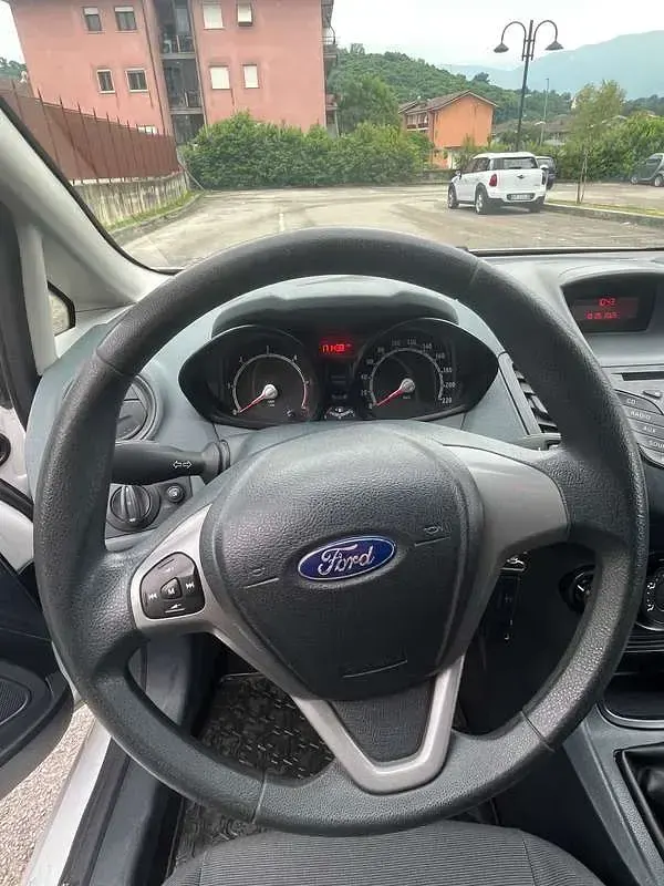 Usata Ford Fiesta 68 CV (50 kW) 2011 Bianco Berlina