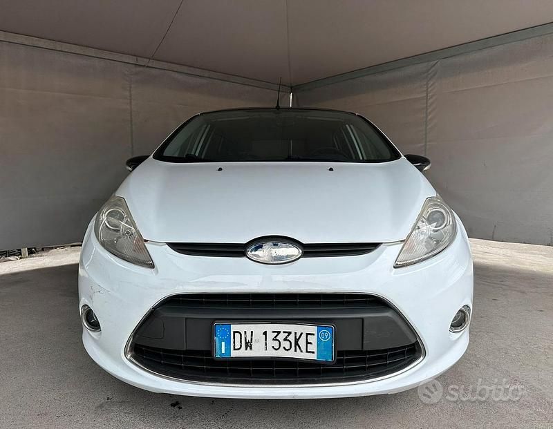 Usata Ford Fiesta Titanium 68 CV (50 kW) 2009 Bianco Utilitaria