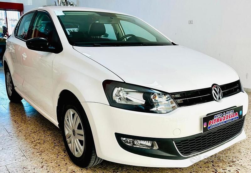Bianco Usata 2013 VW Polo Trendline Tre volumi | 6500 € (Buon prezzo) - Immagine 1/4