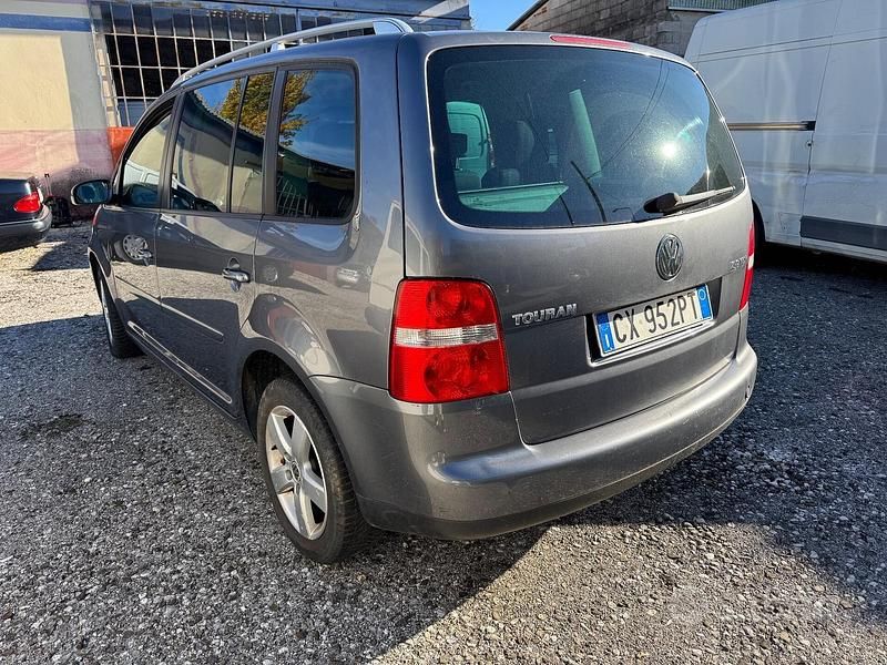 Usata VW Touran 140 CV (102 kW) 2005 Grigio Monovolume