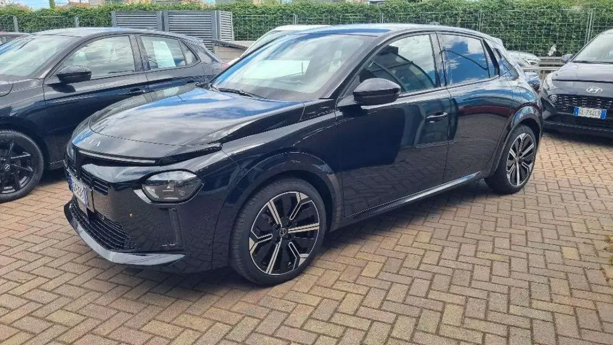 Usata Lancia Ypsilon 101 CV (74 kW) 2025 Nero Utilitaria
