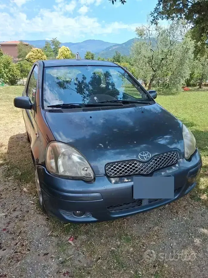 Usata Toyota Yaris 65 CV (47 kW) 2005 Marrone Berlina