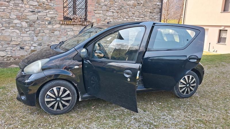 Usata Toyota Aygo 68 CV (50 kW) 2013 Nero Utilitaria