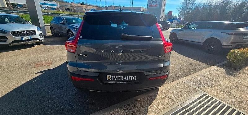 Usata Volvo XC40 Momentum 163 CV (119 kW) 2022 Grigio SUV