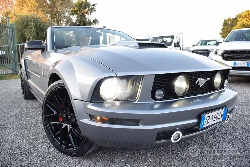 Usata Ford Mustang GT 213 CV (156 kW) 2007 Grigio Cabrio
