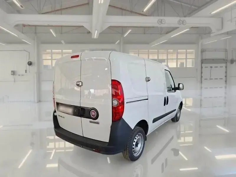 Usata Fiat Doblò 104 CV (76 kW) 2022 Bianco Monovolume