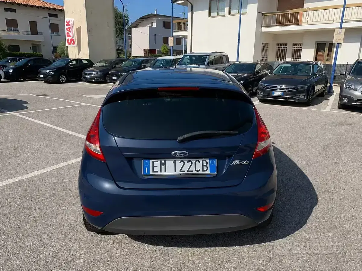 Usata Ford Fiesta 71 CV (52 kW) 2012 Bluazzurro Berlina