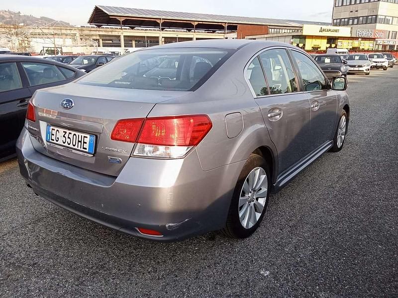 Usata Subaru Legacy Trend 150 CV (110 kW) 2011 Argento Berlina