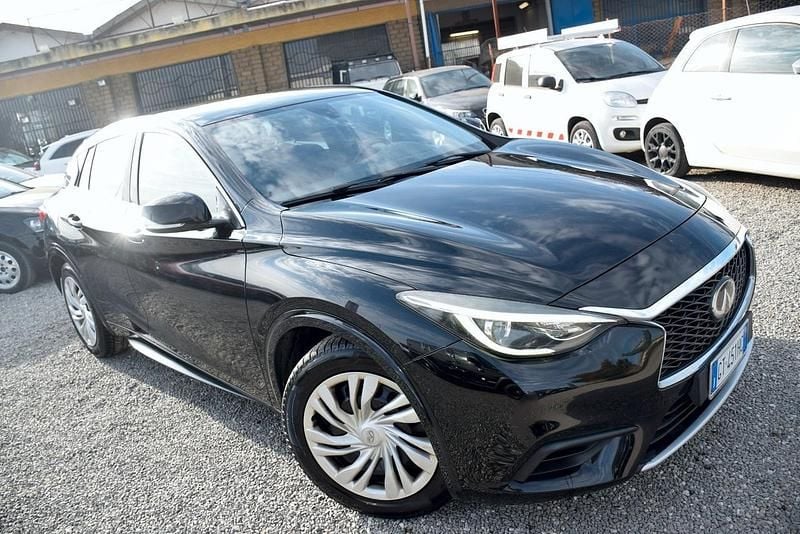Usata Infiniti Q30 Business Executive 110 CV (80 kW) 2018 Nero SUV