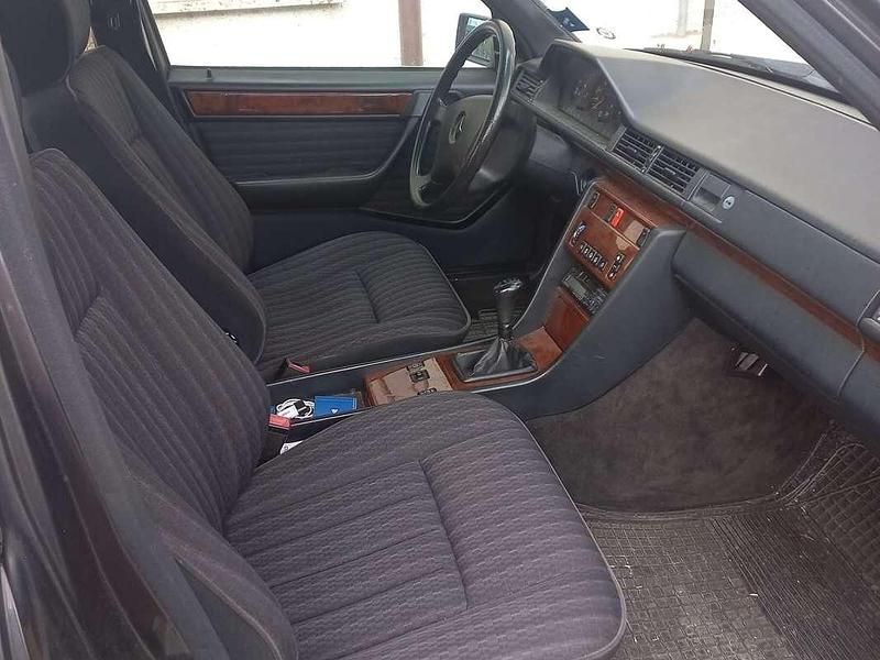 Usado Mercedes E250 94 CV (69 kW) 1991 Gris Berlina