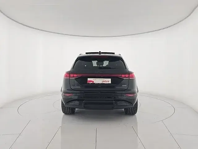 Begagnad Audi Q6 e-tron S-Line 284 kW (387 HK) 2025 Svart SUV