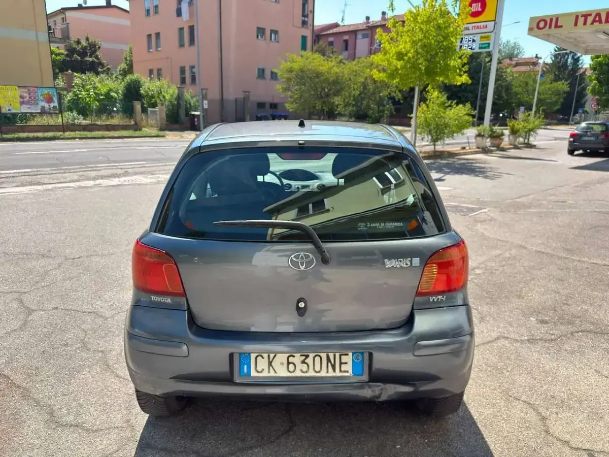 Usata Toyota Yaris 65 CV (47 kW) 2004 Grigio Utilitaria